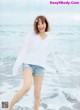 Risa Watanabe 渡邉理佐, FRIDAY WHITE 2019.01.14 P18 No.29e4f8